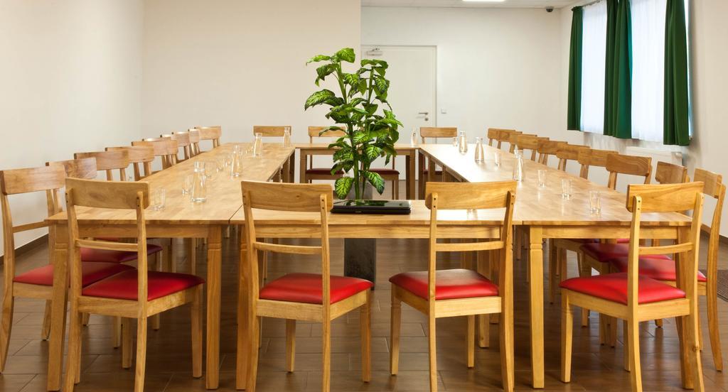 Winrooms Seminar Hotel&Apartments Wiener Neustadt Buitenkant foto
