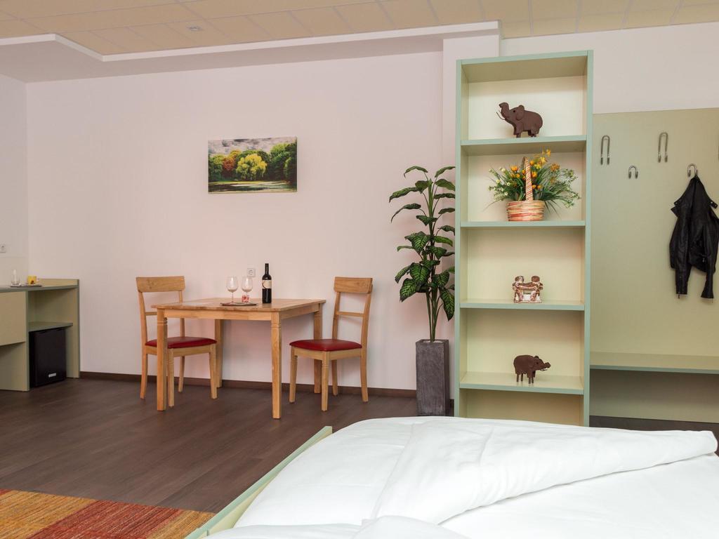 Winrooms Seminar Hotel&Apartments Wiener Neustadt Buitenkant foto