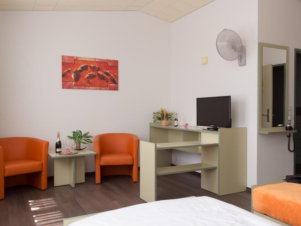 Winrooms Seminar Hotel&Apartments Wiener Neustadt Buitenkant foto