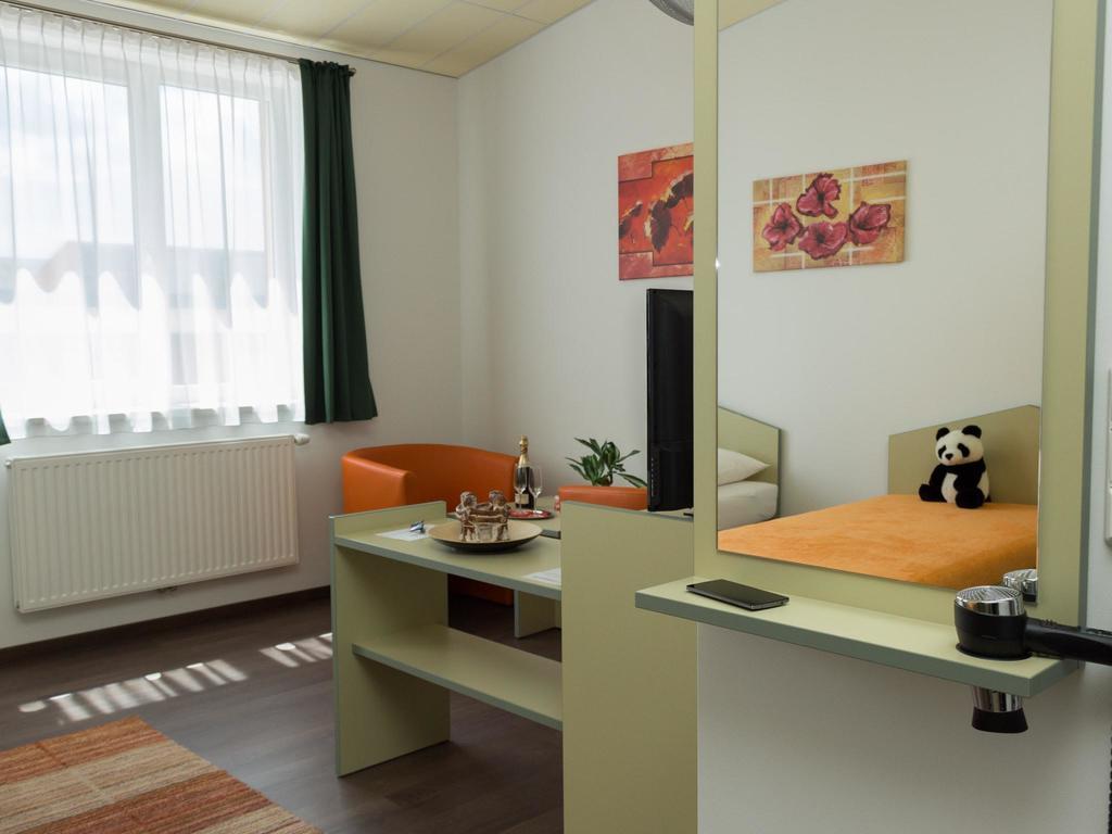 Winrooms Seminar Hotel&Apartments Wiener Neustadt Buitenkant foto