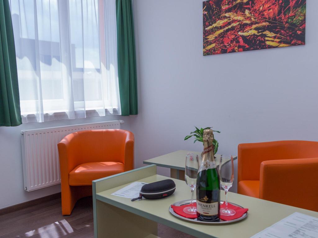 Winrooms Seminar Hotel&Apartments Wiener Neustadt Buitenkant foto