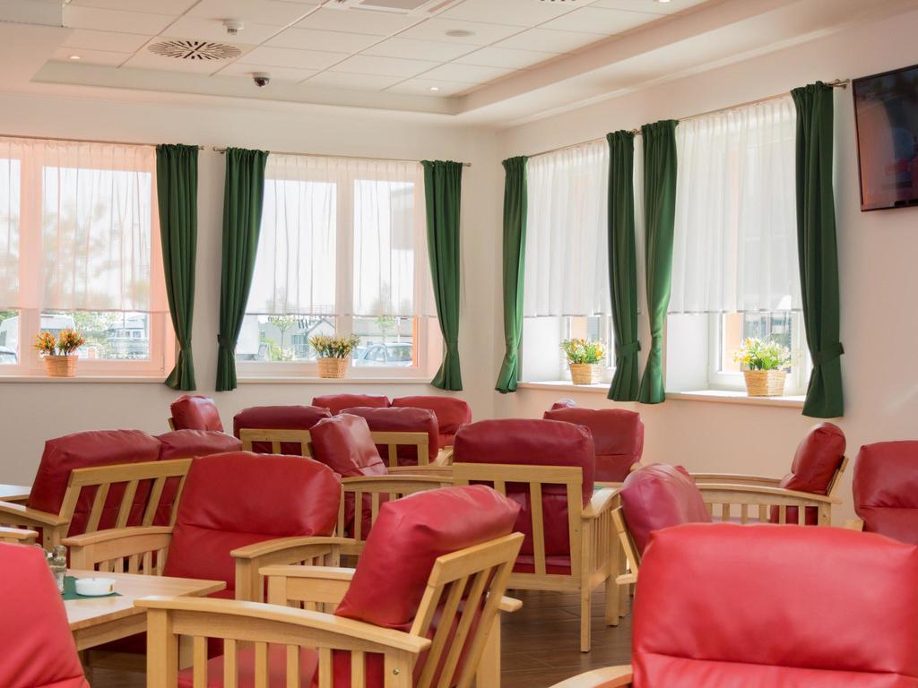 Winrooms Seminar Hotel&Apartments Wiener Neustadt Buitenkant foto