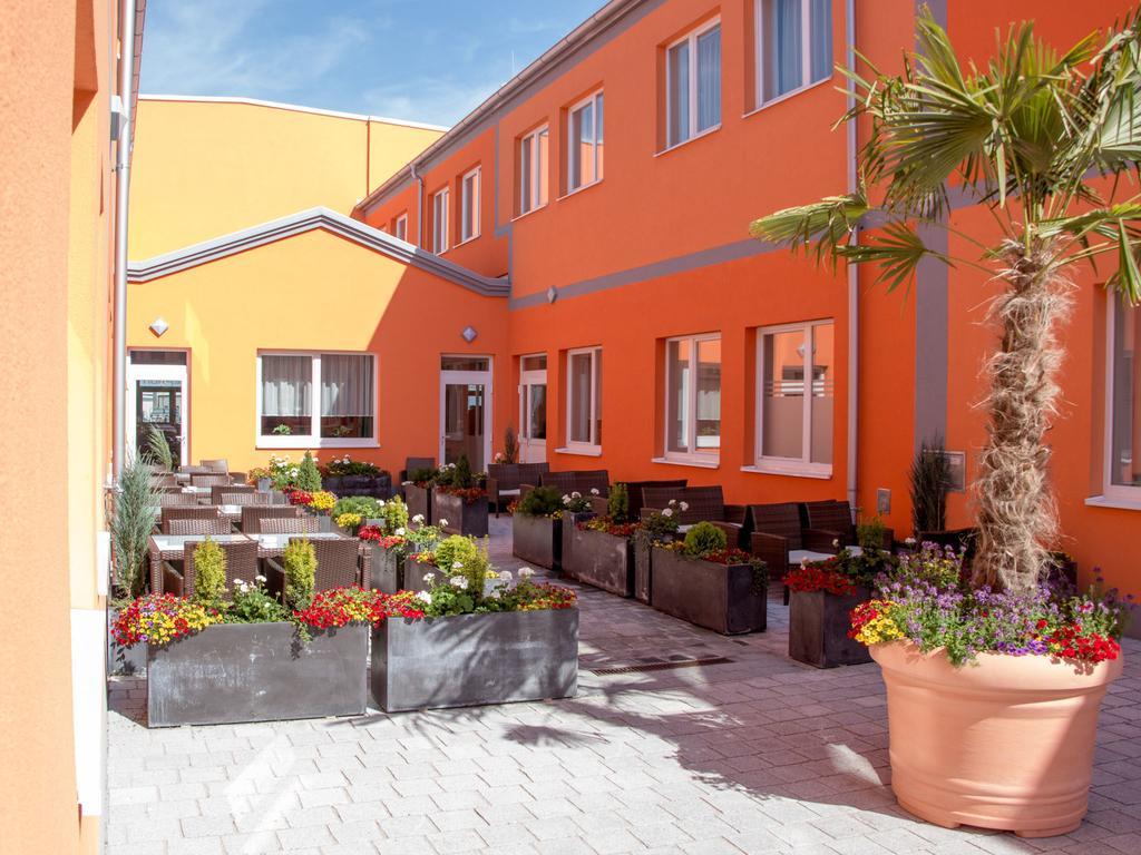 Winrooms Seminar Hotel&Apartments Wiener Neustadt Buitenkant foto