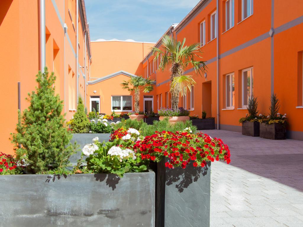 Winrooms Seminar Hotel&Apartments Wiener Neustadt Buitenkant foto