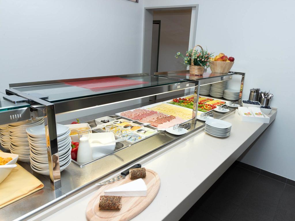 Winrooms Seminar Hotel&Apartments Wiener Neustadt Buitenkant foto